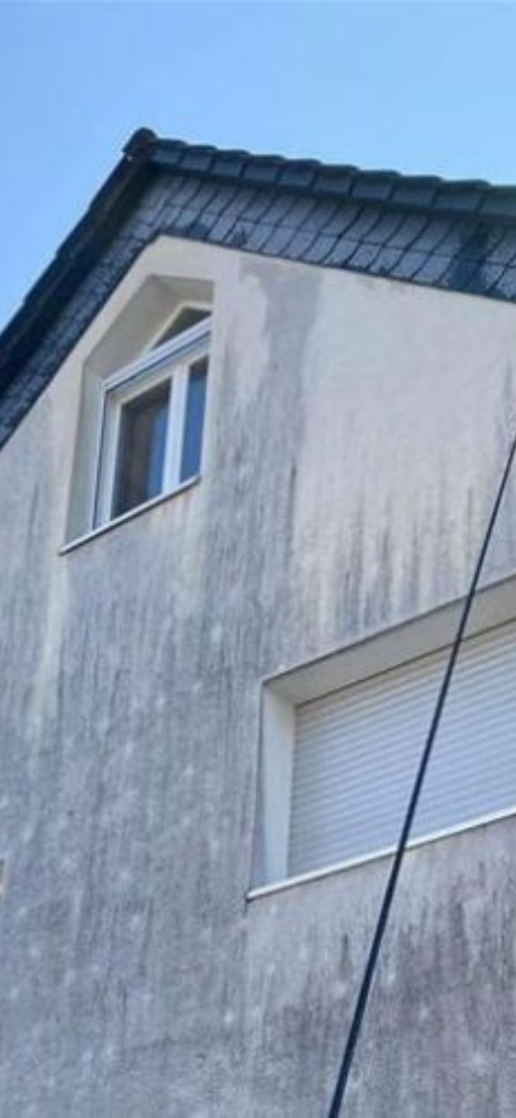 Gebouw met schuin dak en raam