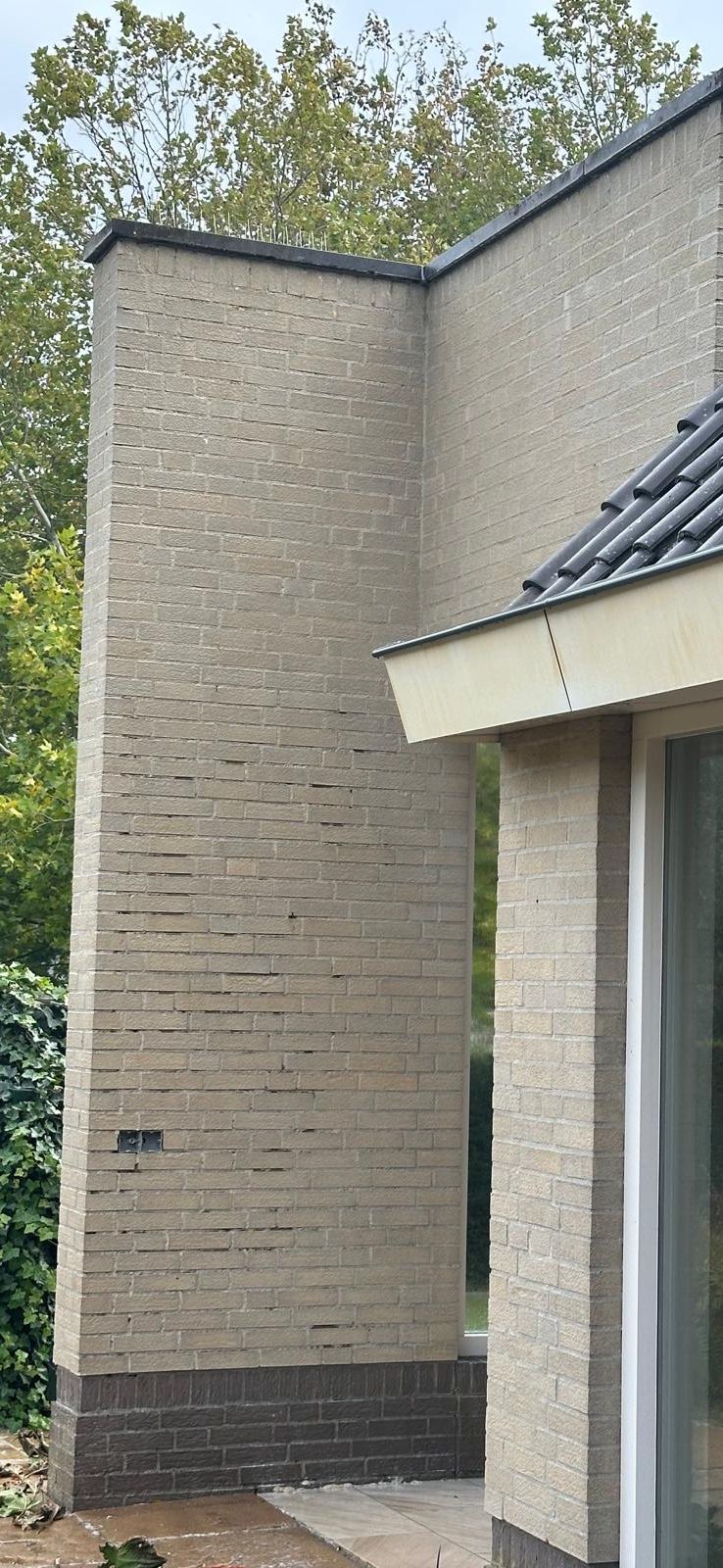 Buitenmuur van een modern huis met bakstenen.